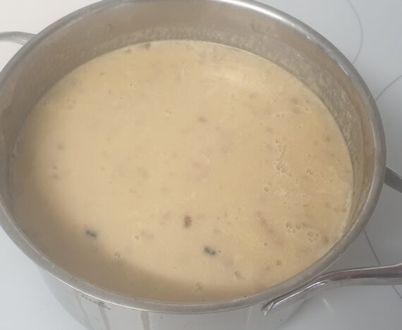 Clam chowder in saucepot